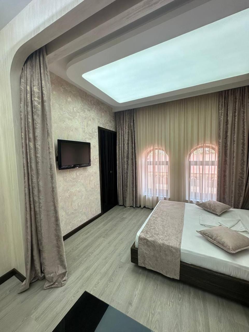 Hotel Roma & Tours Yerevan Exterior photo